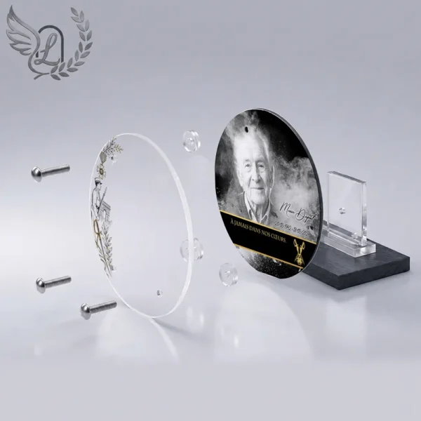 Plaque funéraire médaillon rond militaire en vue éclatée : assemblage 5 couches plexiglas, entretoises chromées, dibond aluminium, vis inox 316