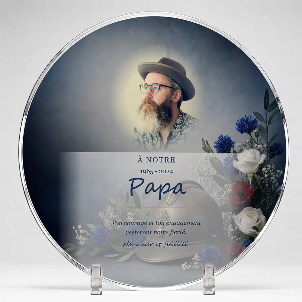 Plaque funéraire circulaire Militaire personnalisée — portrait, texte libre et fond au choix, présentée sur pied plexi