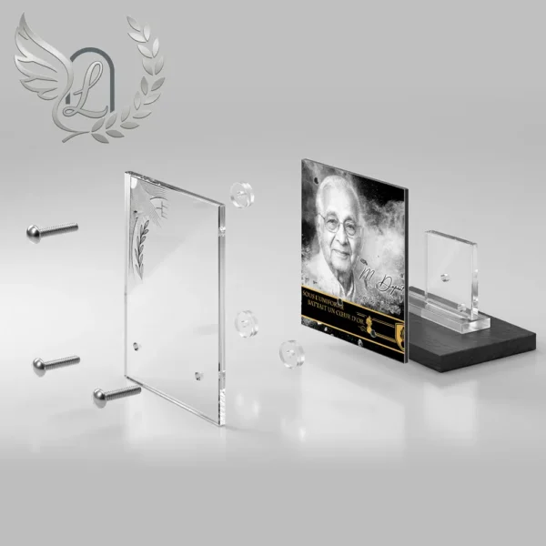 Plaque funéraire carré gendarme en vue éclatée : assemblage 5 couches plexiglas, entretoises chromées, dibond aluminium, vis inox 316