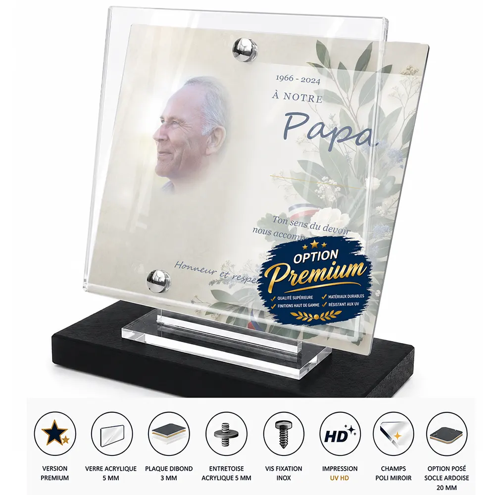 Plaque funéraire carré Gendarme finition premium présentée sur socle en ardoise
