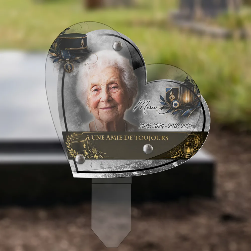 Plaque Cœur Gendarme plantée dans la terre