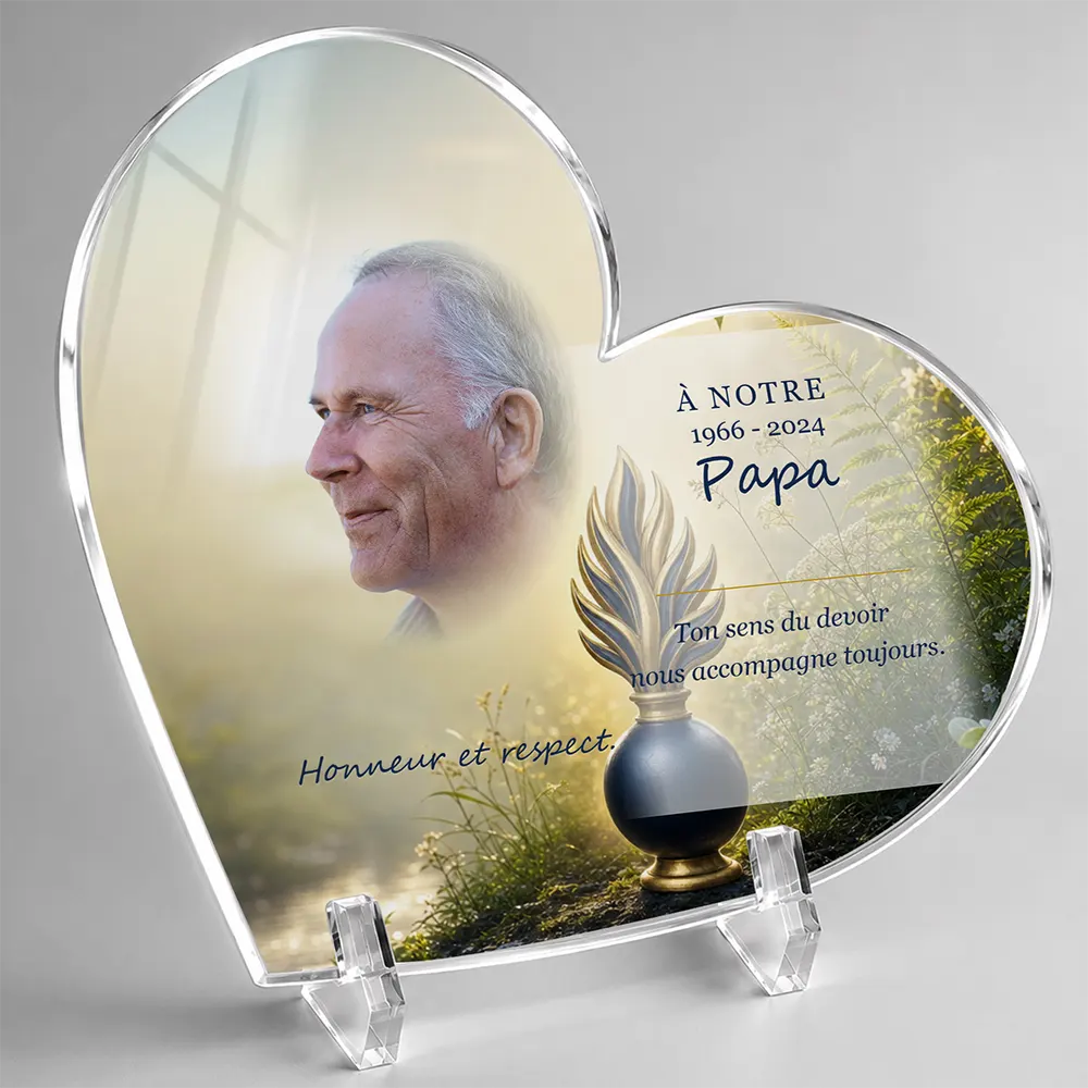 Plaque funéraire cœur Gendarme personnalisée — portrait, texte libre et fond au choix, présentée sur pied plexi