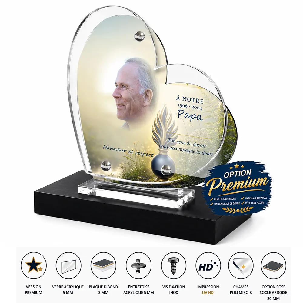 Plaque funéraire cœur Gendarme finition premium présentée sur socle en ardoise