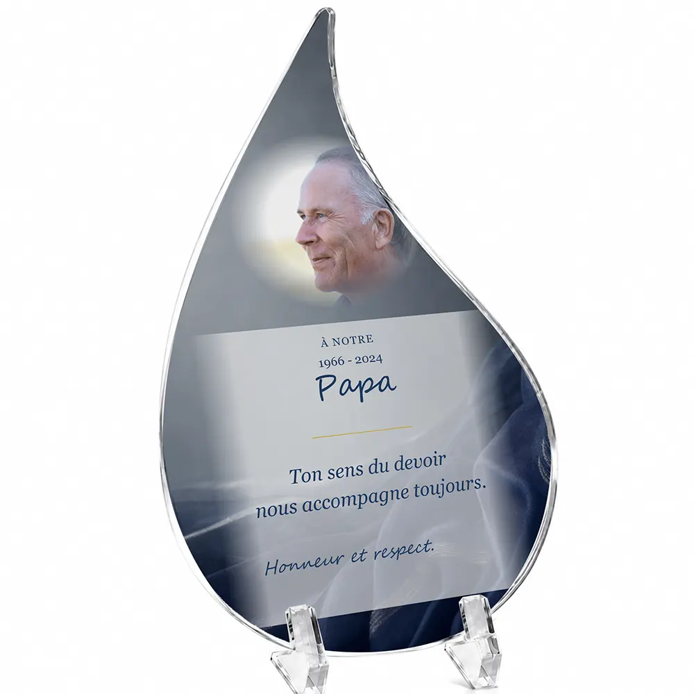 Plaque funéraire flamme Gendarme personnalisée — portrait, texte libre et fond au choix, présentée sur pied plexi