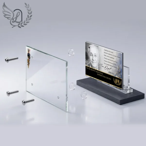 Plaque funéraire panoramique gendarme en vue éclatée : assemblage 5 couches plexiglas, entretoises chromées, dibond aluminium, vis inox 316