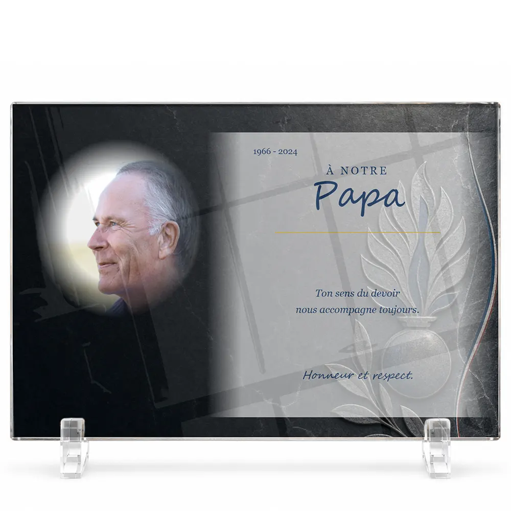 Plaque funéraire panoramique Gendarme personnalisée — portrait, texte libre et fond au choix, présentée sur pied plexi