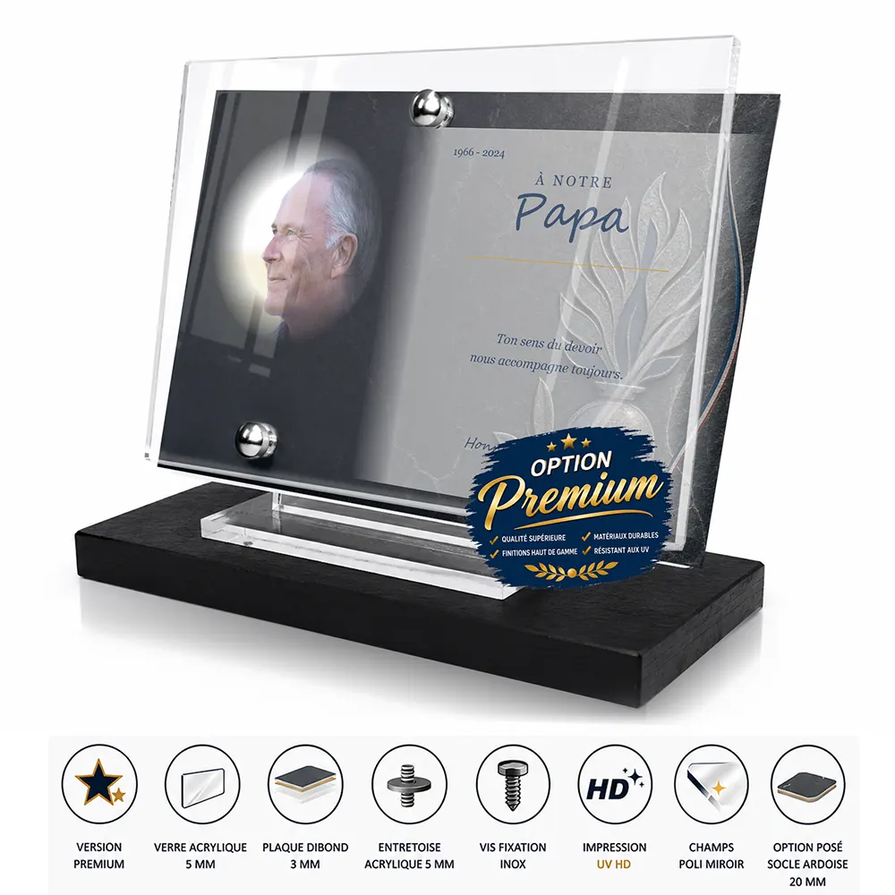 Plaque funéraire panoramique Gendarme finition premium présentée sur socle en ardoise