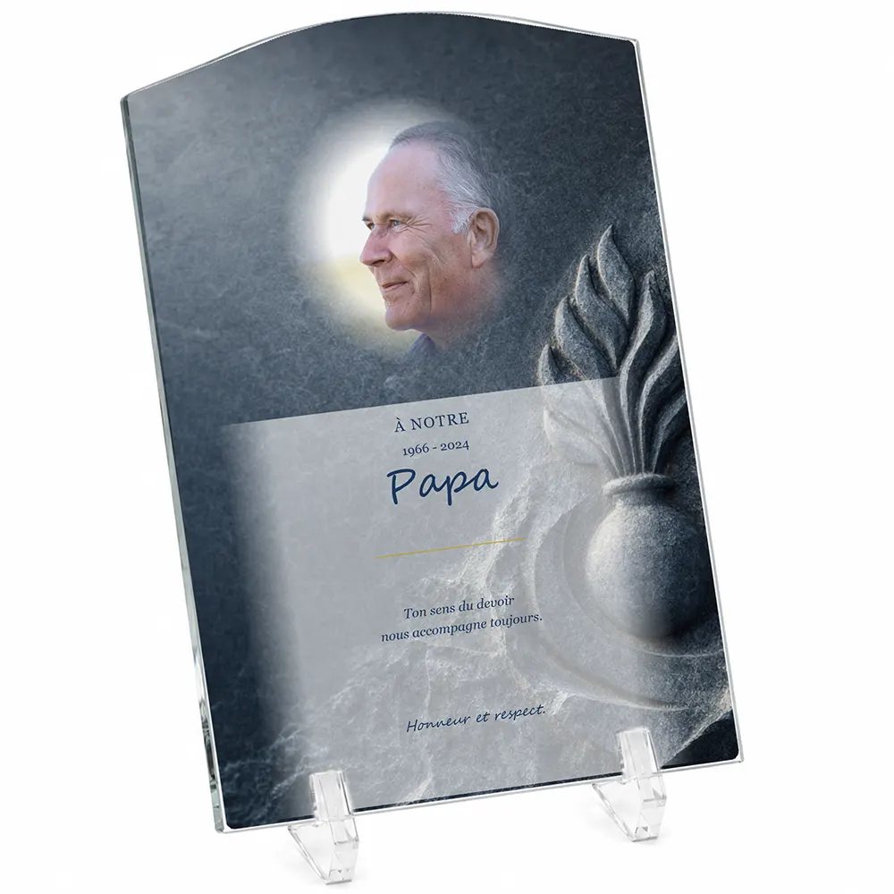 Plaque funéraire stèle Gendarme personnalisée — portrait, texte libre et fond au choix, présentée sur pied plexi