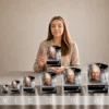 Gamme de plaques funéraires rectangle en plexiglas argent, du format M au 4XL, présentant un portrait en nuances de gris avec finition chrome argentée brillante