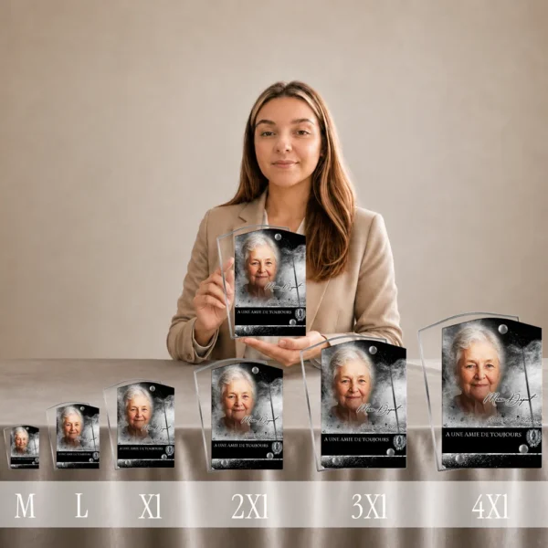 Gamme de plaques funéraires rectangle en plexiglas argent, du format M au 4XL, présentant un portrait en nuances de gris avec finition chrome argentée brillante