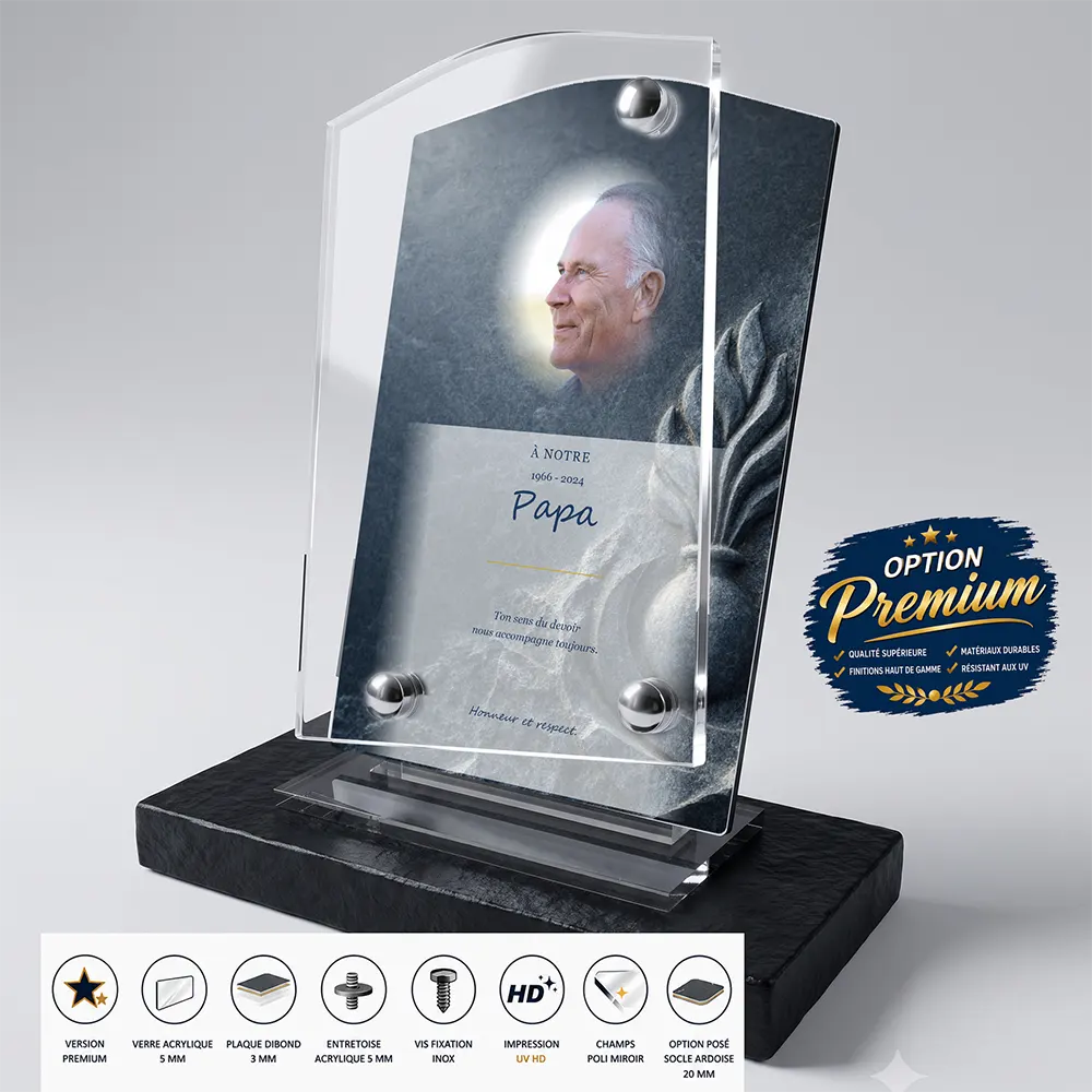 Plaque funéraire stèle Gendarme finition premium présentée sur socle en ardoise