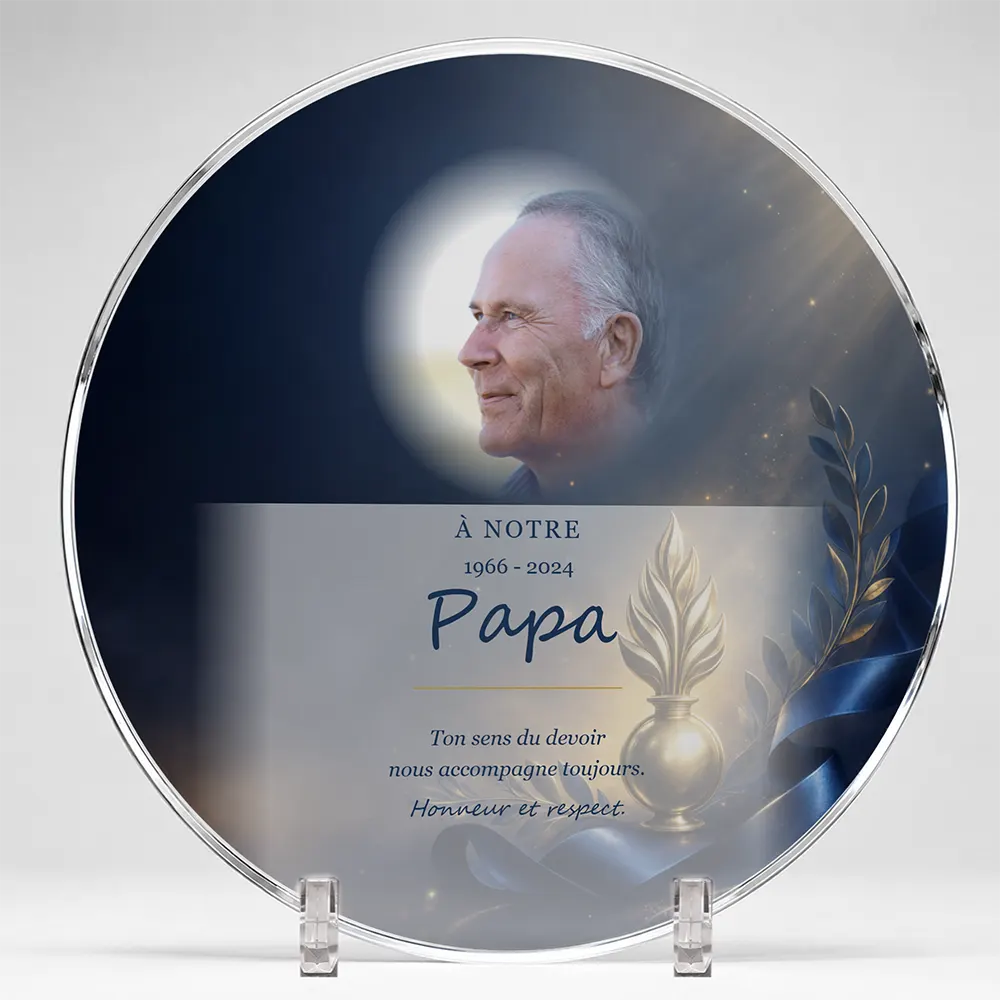 Plaque funéraire circulaire Gendarme personnalisée — portrait, texte libre et fond au choix, présentée sur pied plexi