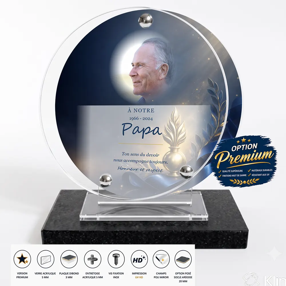 Plaque funéraire circulaire Gendarme finition premium présentée sur socle en ardoise