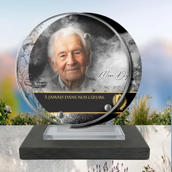 Plaque funéraire médaillon rond gendarme posée sur socle ardoise du Brésil, fixation inox, 1er sous-décor