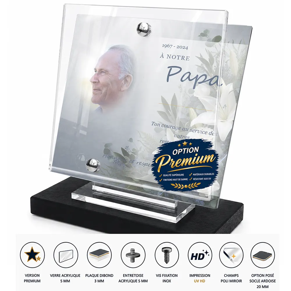 Plaque funéraire carré Police finition premium présentée sur socle en ardoise