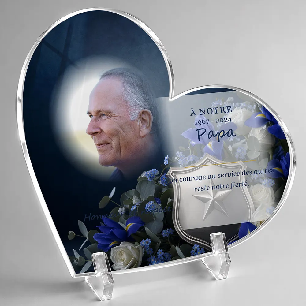 Plaque funéraire cœur Police personnalisée — portrait, texte libre et fond au choix, présentée sur pied plexi