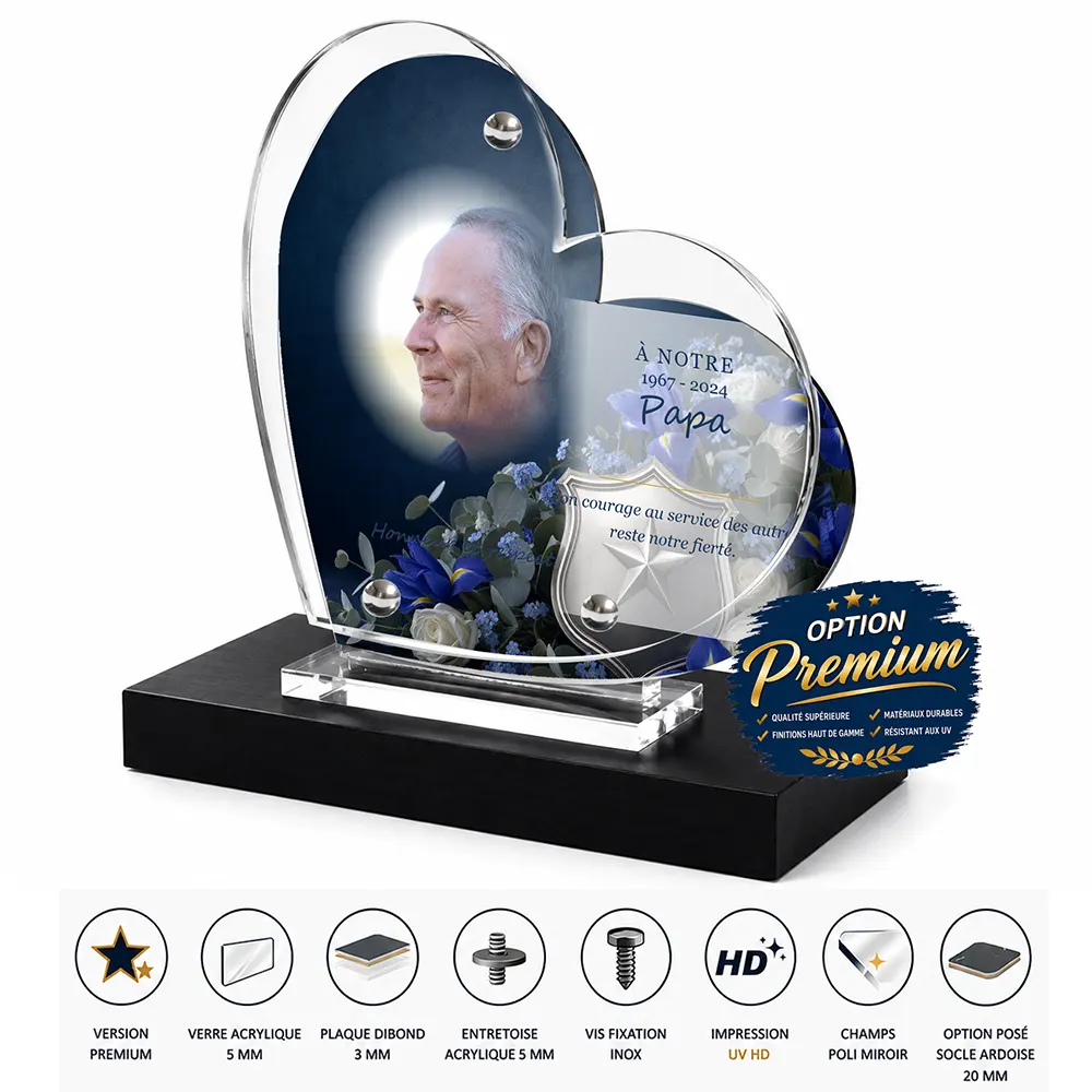 Plaque funéraire cœur Police finition premium présentée sur socle en ardoise