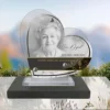 Plaque funéraire cœur police posée sur socle ardoise du Brésil, fixation inox, 1er sous-décor