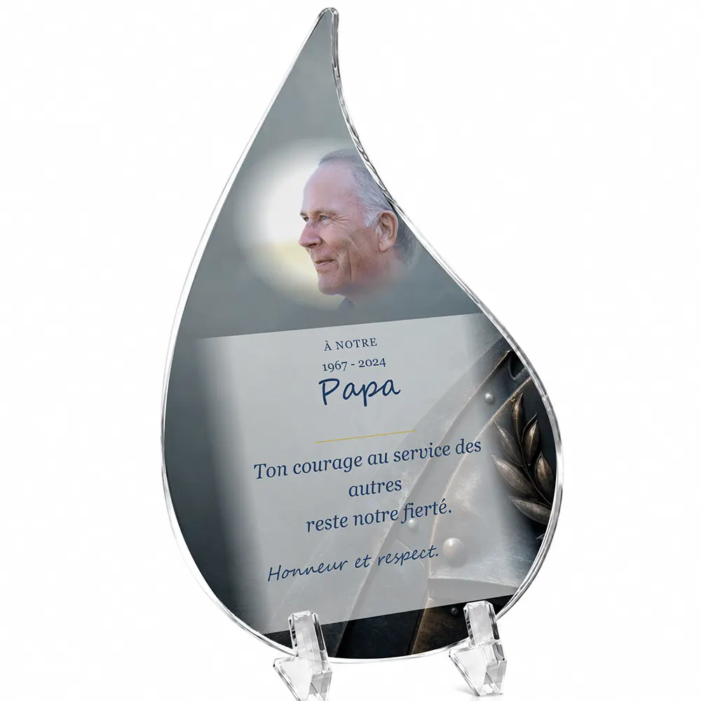 Plaque funéraire flamme Police personnalisée — portrait, texte libre et fond au choix, présentée sur pied plexi