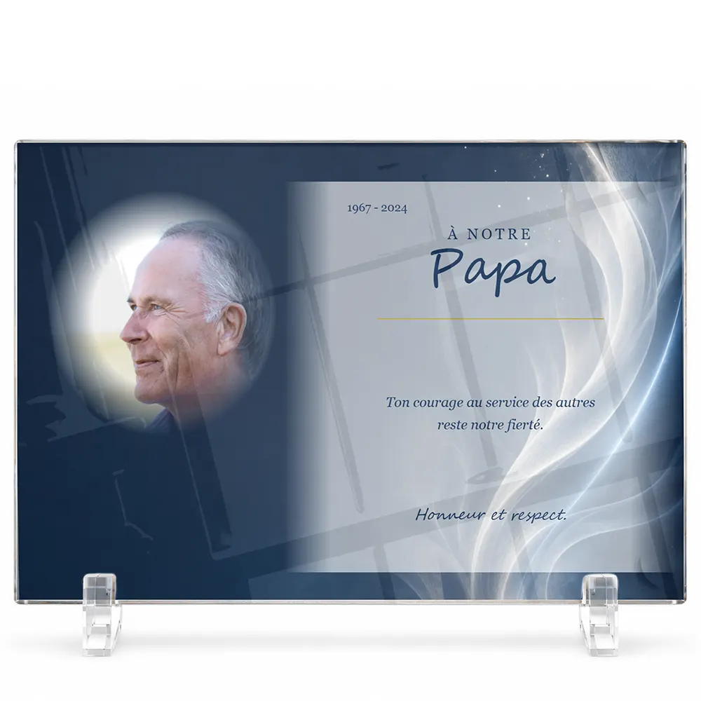 Plaque funéraire panoramique Police personnalisée — portrait, texte libre et fond au choix, présentée sur pied plexi