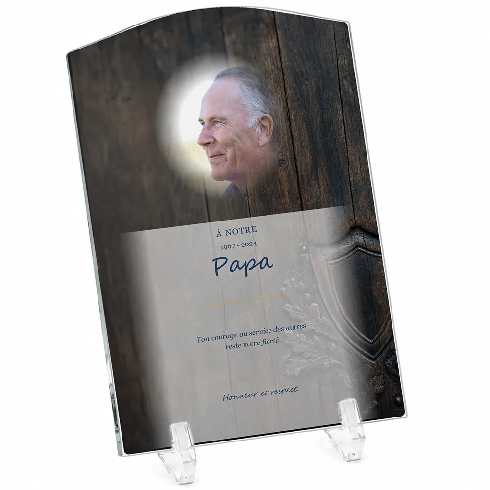 Plaque funéraire stèle Police personnalisée — portrait, texte libre et fond au choix, présentée sur pied plexi