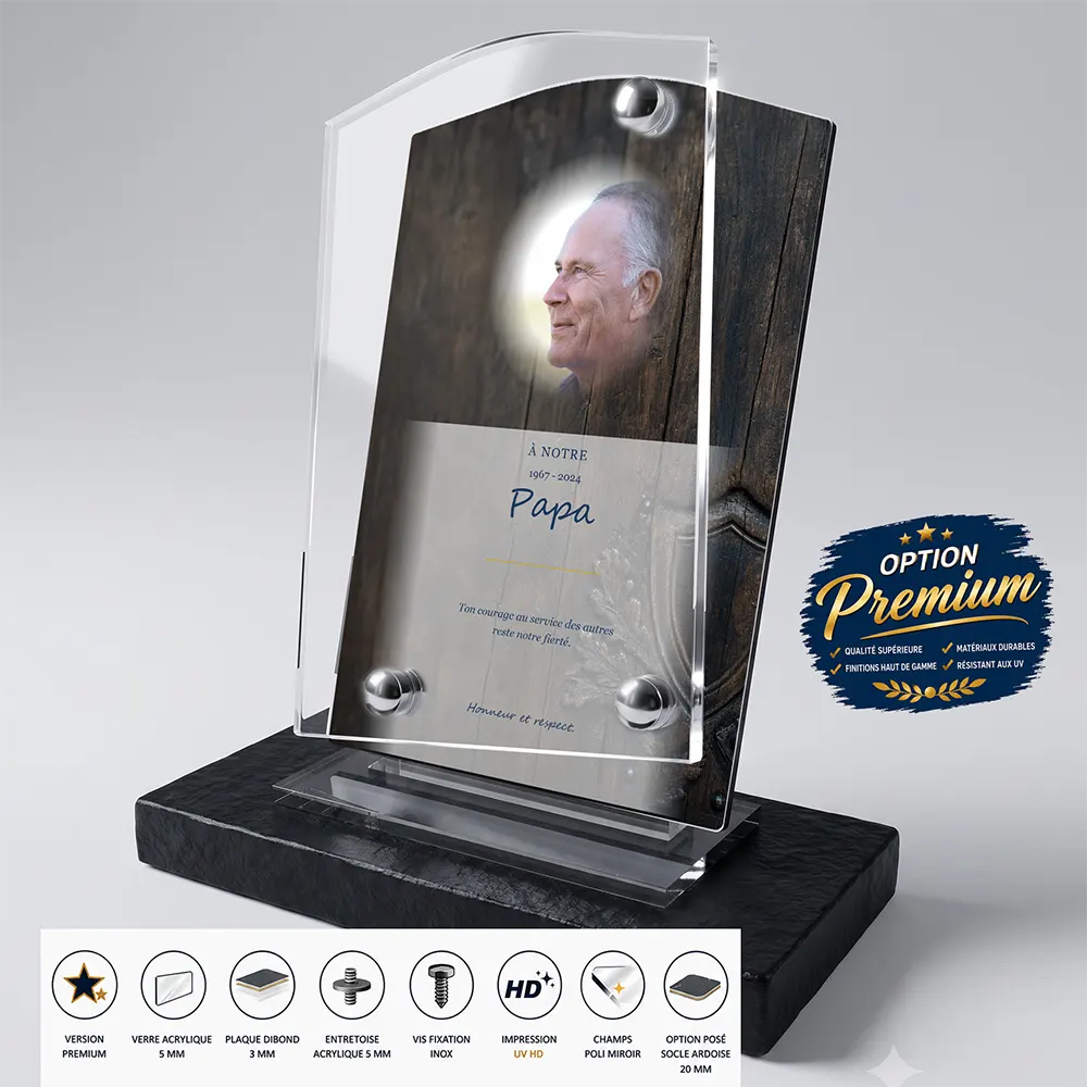 Plaque funéraire stèle Police finition premium présentée sur socle en ardoise