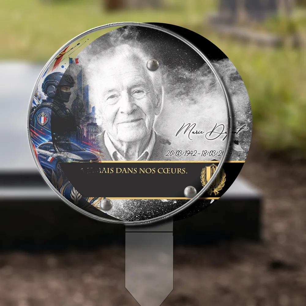 Plaque Circulaire Police plantée dans la terre