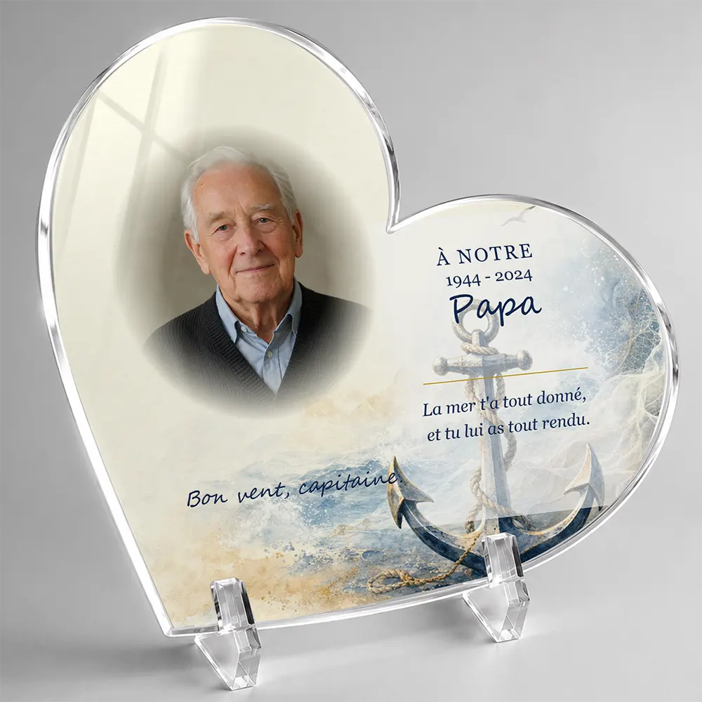 Plaque funéraire cœur Marin personnalisée — portrait, texte libre et fond au choix, présentée sur pied plexi