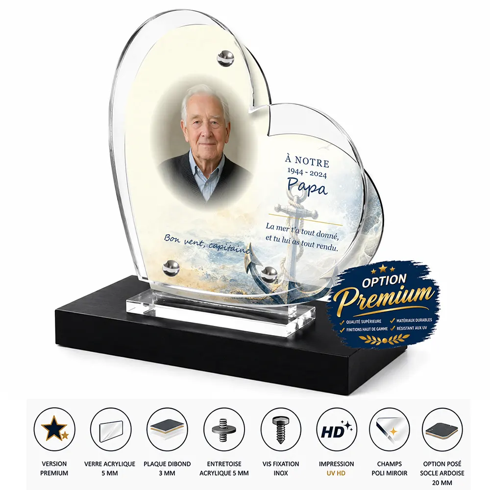 Plaque funéraire cœur Marin finition premium présentée sur socle en ardoise