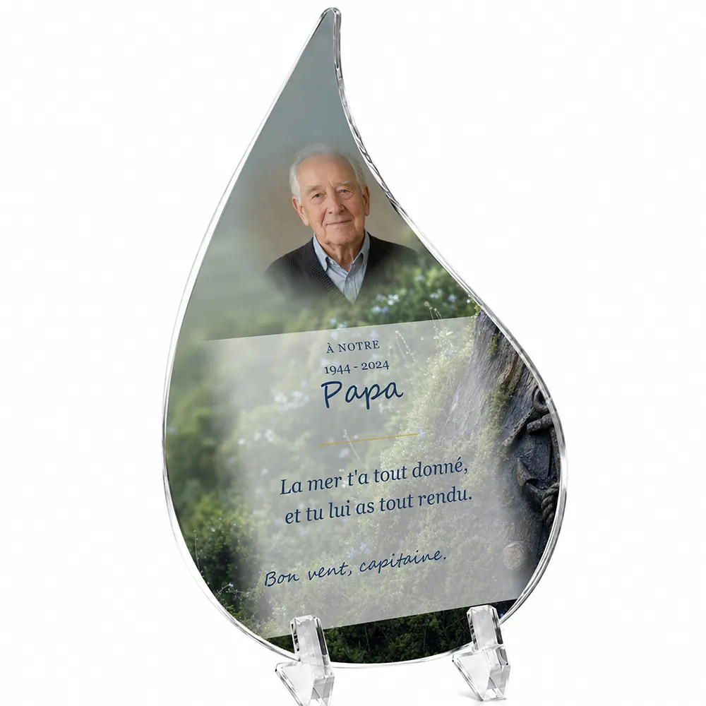 Plaque funéraire flamme Marin personnalisée — portrait, texte libre et fond au choix, présentée sur pied plexi