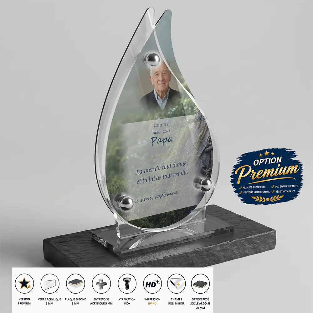 Plaque funéraire flamme Marin finition premium présentée sur socle en ardoise