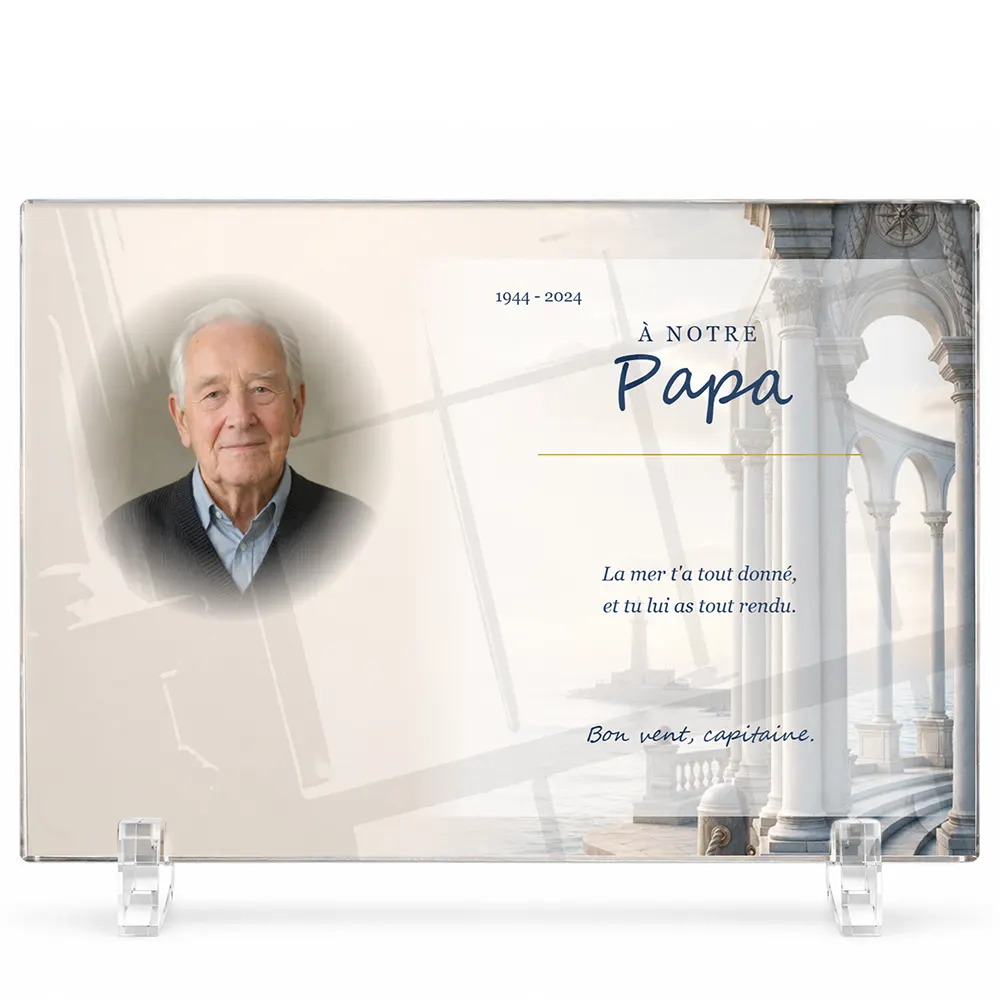 Plaque funéraire panoramique Marin personnalisée — portrait, texte libre et fond au choix, présentée sur pied plexi