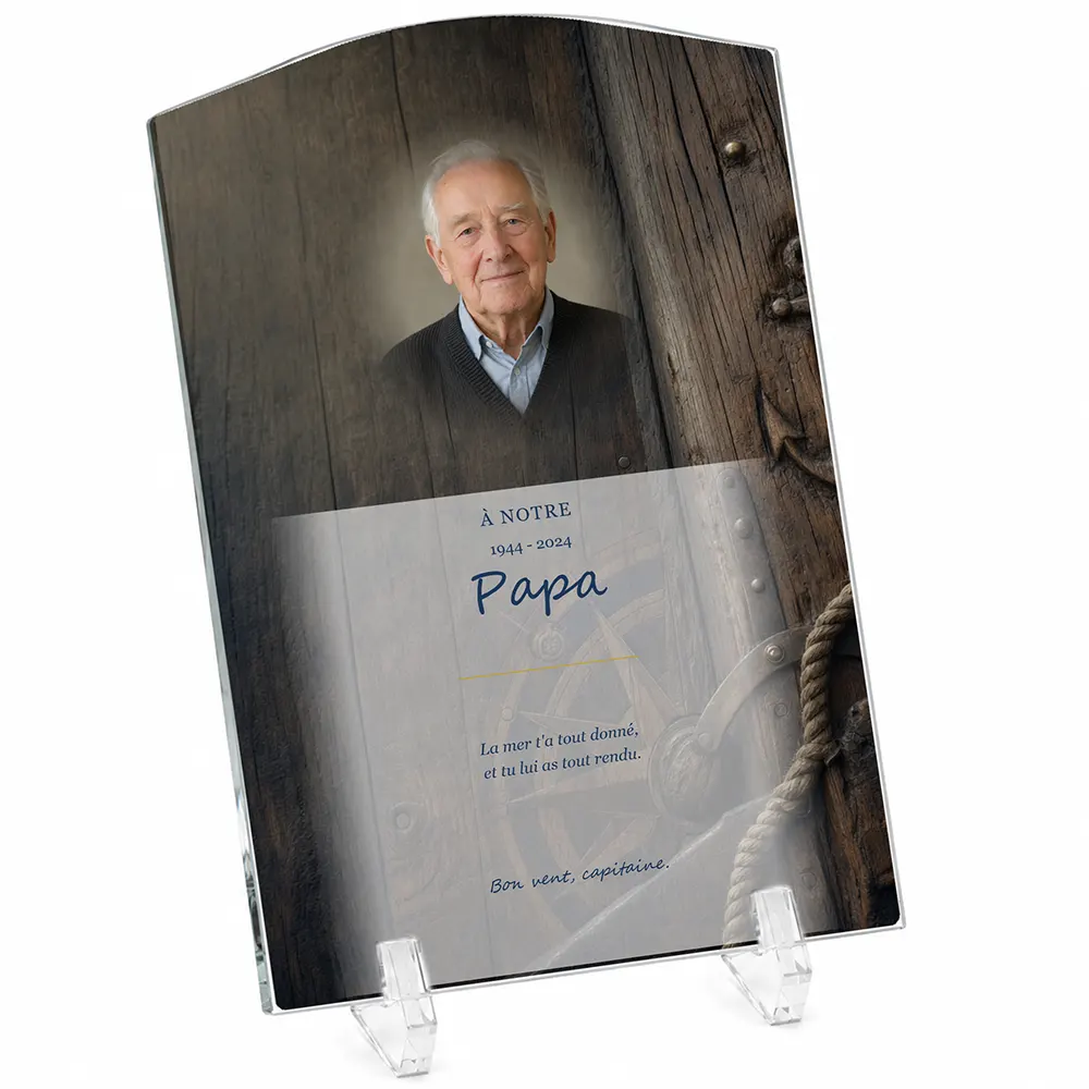 Plaque funéraire stèle Marin personnalisée — portrait, texte libre et fond au choix, présentée sur pied plexi