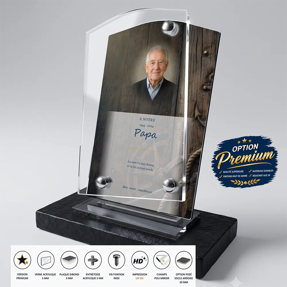 Plaque funéraire stèle Marin finition premium présentée sur socle en ardoise