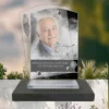 Plaque funéraire rectangle marin posée sur socle ardoise du Brésil, fixation inox, 1er sous-décor