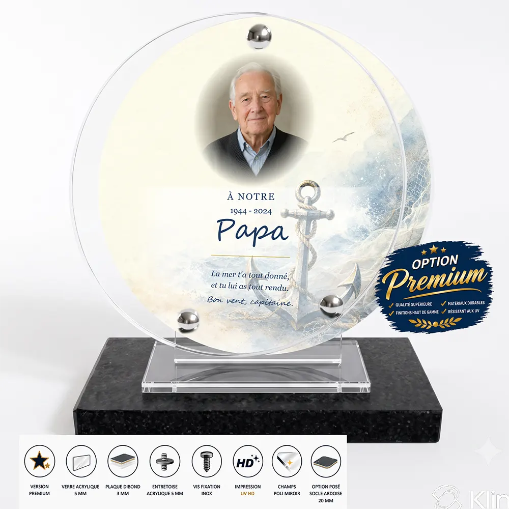 Plaque funéraire circulaire Marin finition premium présentée sur socle en ardoise