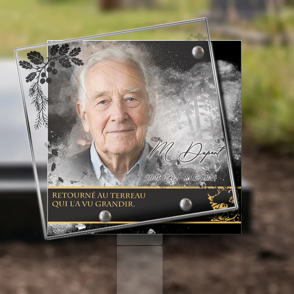 Plaque Carré Chasseur plantée dans la terre