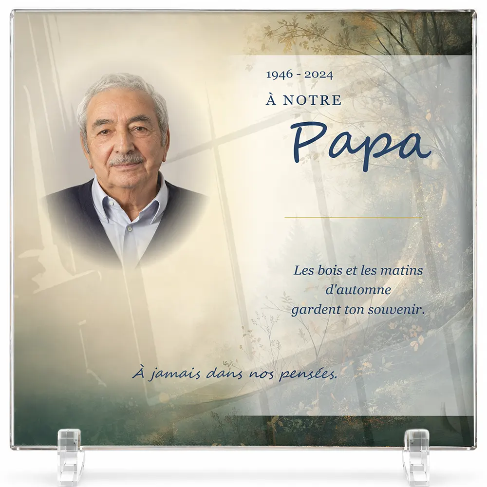 Plaque funéraire carré Chasseur personnalisée — portrait, texte libre et fond au choix, présentée sur pied plexi