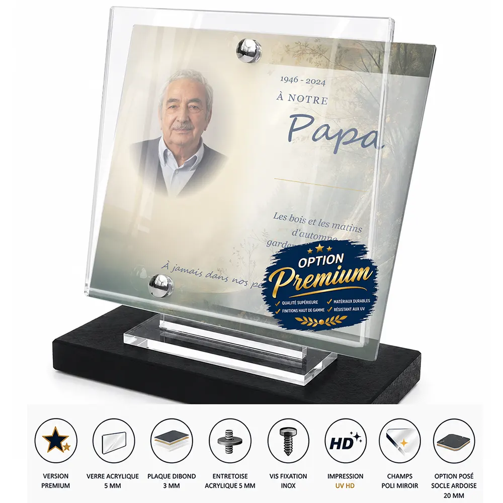 Plaque funéraire carré Chasseur finition premium présentée sur socle en ardoise