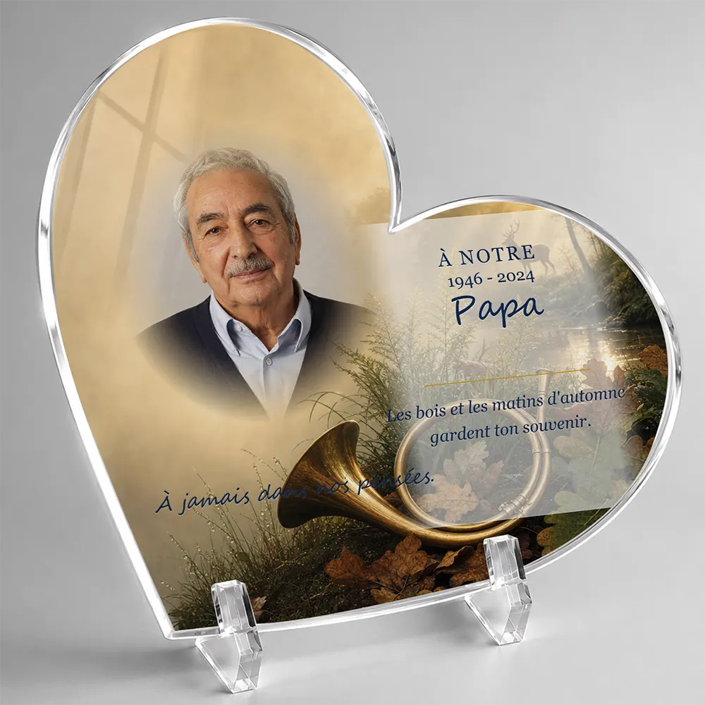 Plaque funéraire cœur Chasseur personnalisée — portrait, texte libre et fond au choix, présentée sur pied plexi