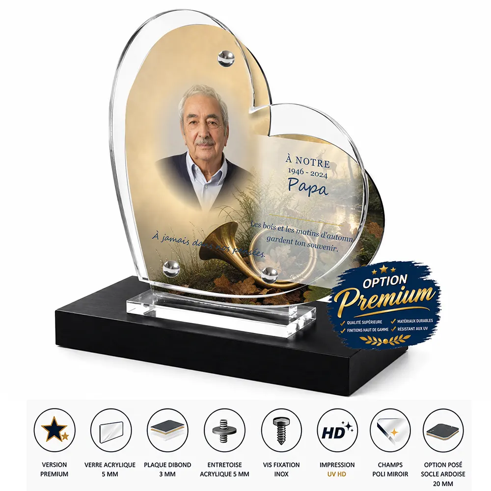 Plaque funéraire cœur Chasseur finition premium présentée sur socle en ardoise