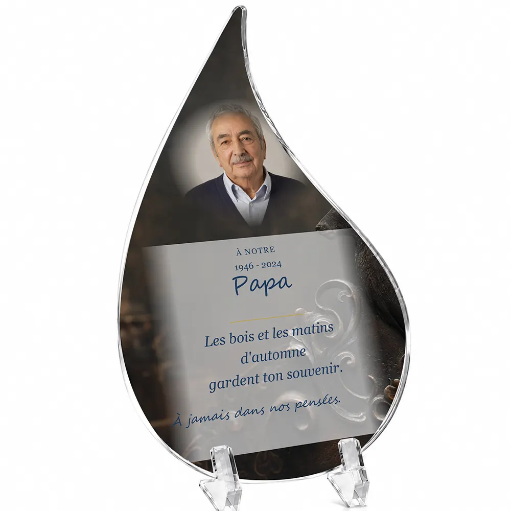 Plaque funéraire flamme Chasseur personnalisée — portrait, texte libre et fond au choix, présentée sur pied plexi