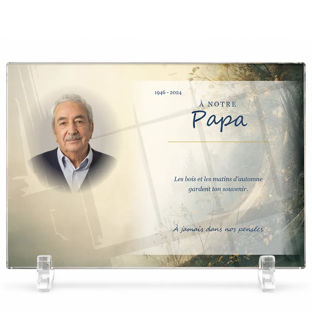 Plaque funéraire panoramique Chasseur personnalisée — portrait, texte libre et fond au choix, présentée sur pied plexi