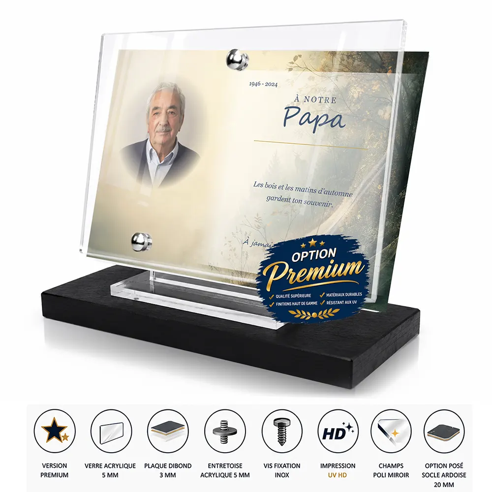 Plaque funéraire panoramique Chasseur finition premium présentée sur socle en ardoise