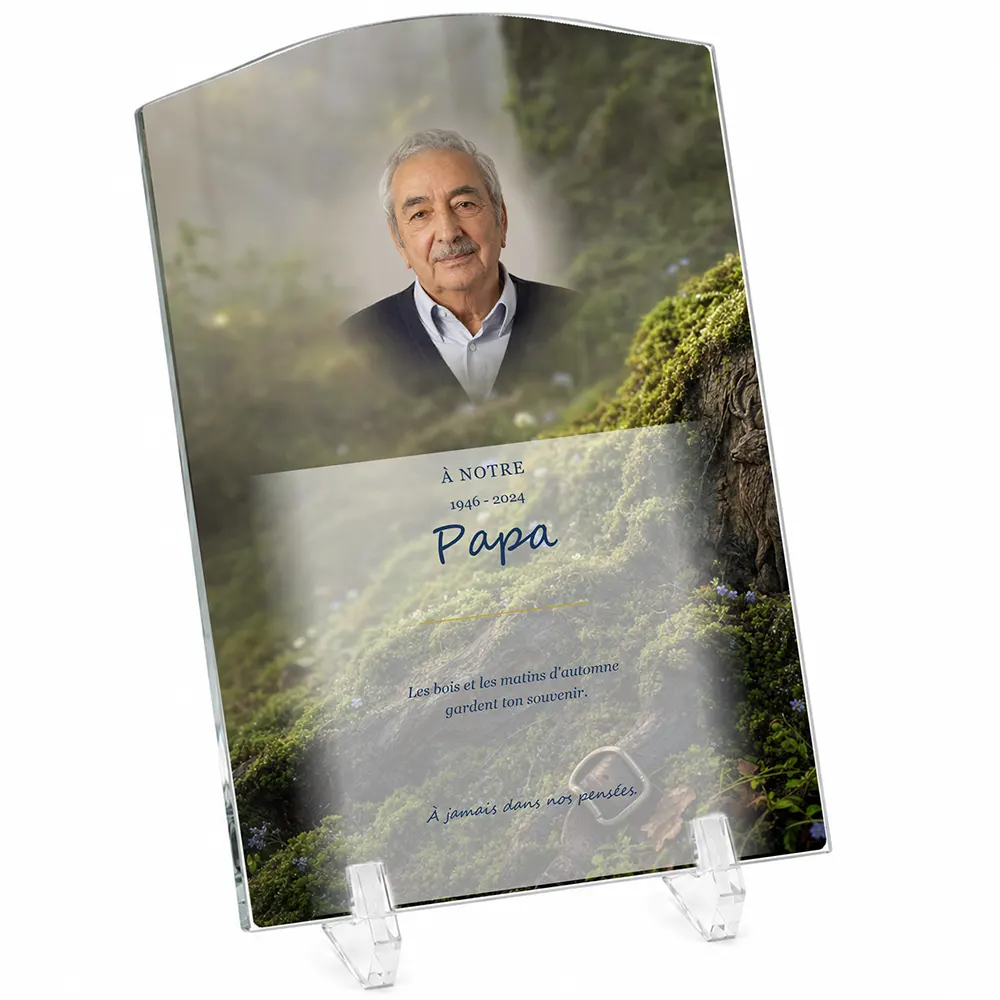 Plaque funéraire stèle Chasseur personnalisée — portrait, texte libre et fond au choix, présentée sur pied plexi