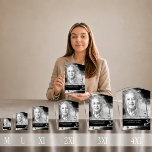 Gamme complète de plaques funéraires rectangles en plexiglas teinté argent, du format M au 4XI, présentées côte à côte avec portrait noir et blanc et texte gravé