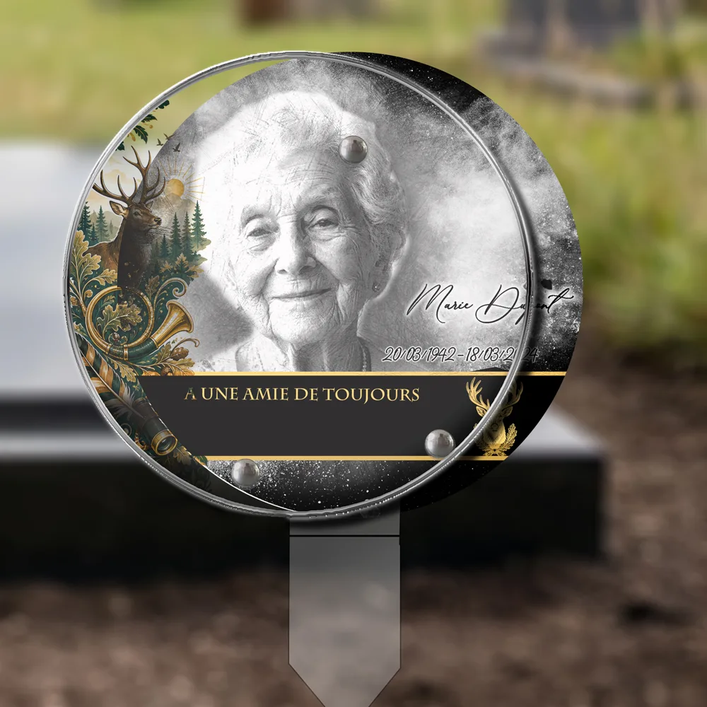 Plaque Circulaire Chasseur plantée dans la terre