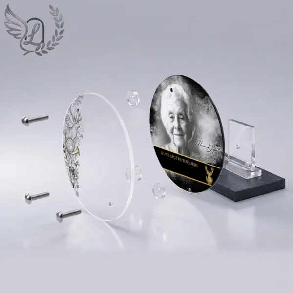 Plaque funéraire médaillon rond chasseur en vue éclatée : assemblage 5 couches plexiglas, entretoises chromées, dibond aluminium, vis inox 316