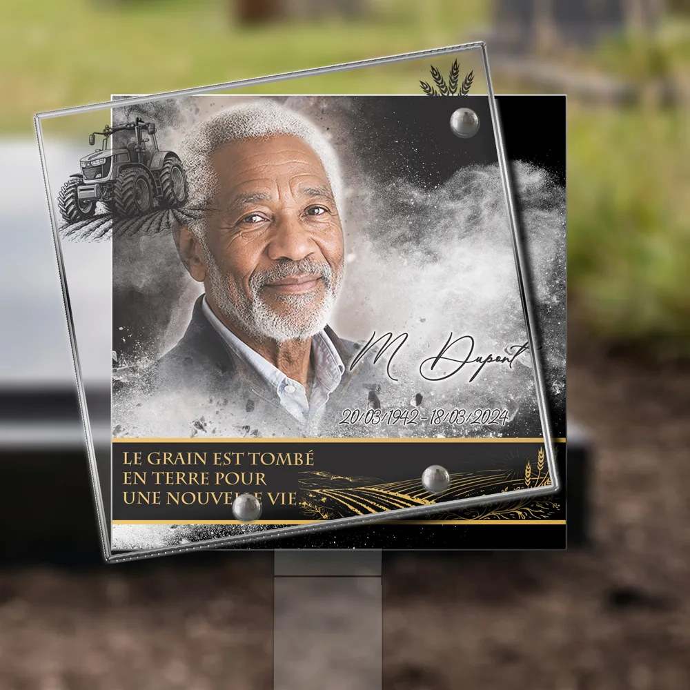 Plaque Carré Agriculteur plantée dans la terre
