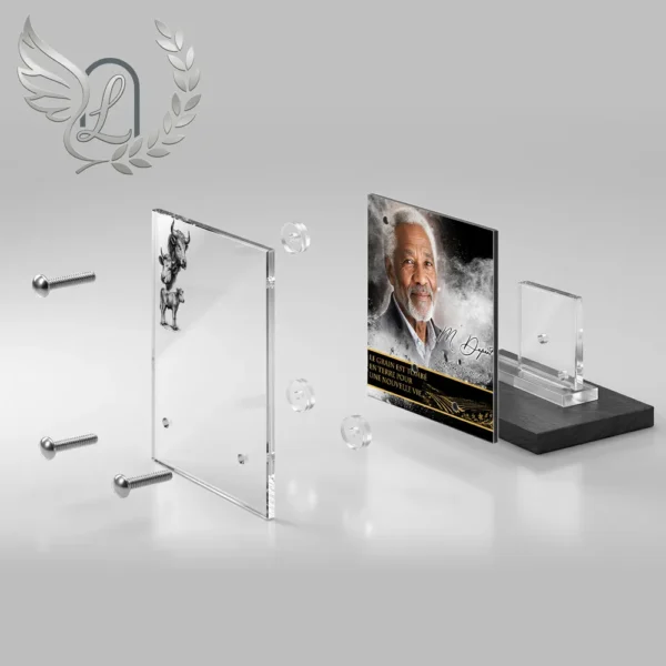 Plaque funéraire carré agriculteur en vue éclatée : assemblage 5 couches plexiglas, entretoises chromées, dibond aluminium, vis inox 316